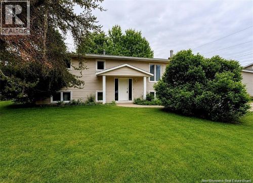 23 Pembroke Cres, House with 5 bedrooms, 2 bathrooms and null parking in Riverview NB | Card Image