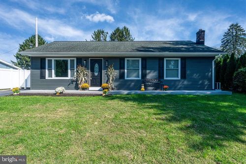 1070 James Ave, EPHRATA, PA, 17522-1821 | Card Image