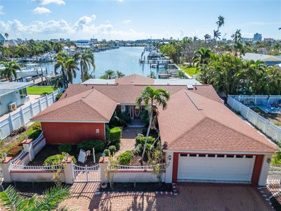 425 Capri Boulevard, House other with 3 bedrooms, 2 bathrooms and null parking in TREASURE ISLAND FL | Image 2