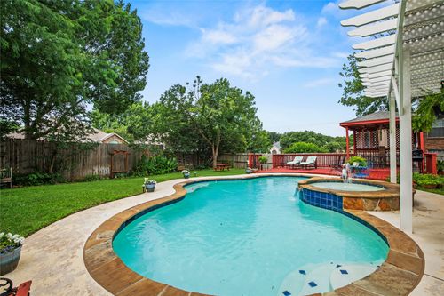 7604 Oak Knoll Dr, North Richland Hills, TX, 76182-8740 | Card Image