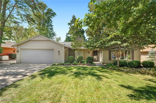 8746 Barton Dr, Strongsville, OH, 44149-2034 | Card Image