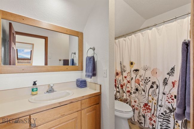 Main House Upstairs Bathroom | Image 28