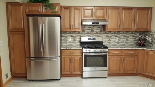 1645 Treeside Dr, Rochester Hills, MI, 48307-3475 | Card Image