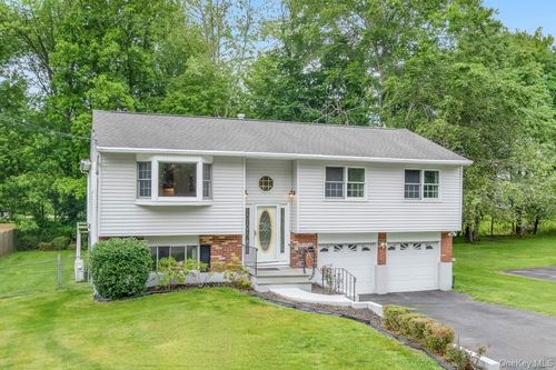 51 Sutton Park Rd, Poughkeepsie, NY, 12603-5635 | Card Image
