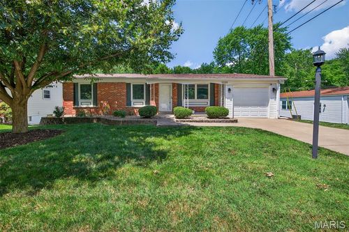 2255 Murray Forest Dr, Maryland Heights, MO, 63043-2211 | Card Image