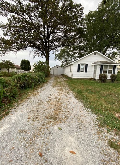 105 W Kagay Ave, Effingham, IL, 62401-2754 | Card Image