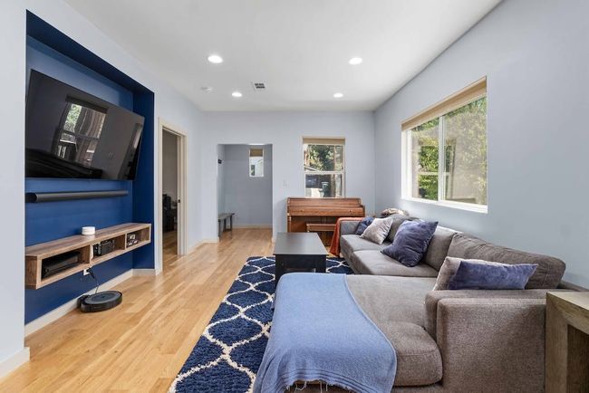 2009 E 8 Th St, House other with 2 bedrooms, 2 bathrooms and 3 parking in Austin TX | Image 4