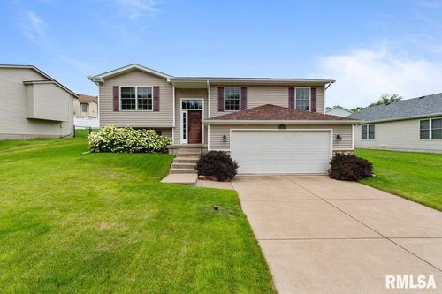 5335 Hillandale Rd, Davenport, IA, 52806-2645 | Card Image