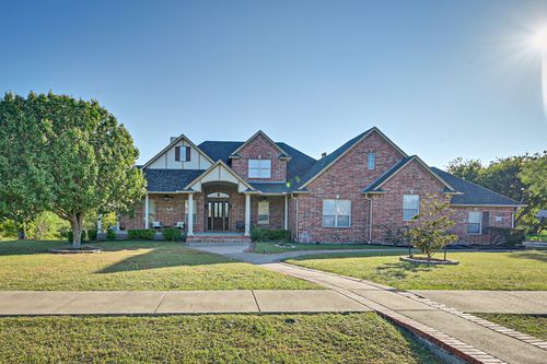 811 Mallard Pointe Dr, Cedar Hill, TX, 75104-8264 | Card Image