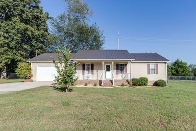 Spacious front lawn | Image 1