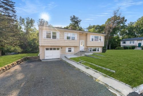 20 Lewis Pl, Westwood, NJ, 07675-2409 | Card Image