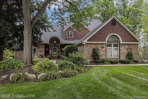 2460 Waterfront Dr, Brighton, MI, 48114-7312 | Card Image