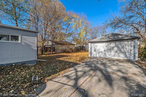 18591 Kingsville St, Harper Woods, MI, 48225-2135 | Card Image