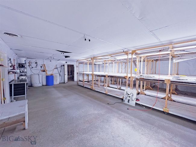 Front room of 2400 sq ft shop | Image 30