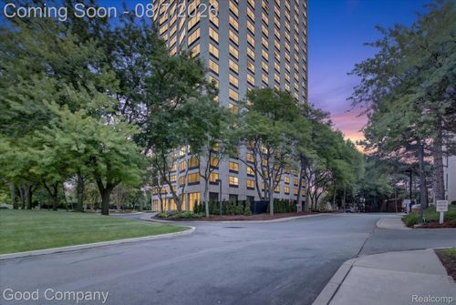 1402-5000 Town Ctr, Southfield, MI, 48075-1114 | Card Image