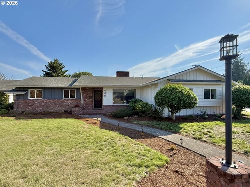 240 Nw Baker Creek Rd, McMinnville, OR, 97128-2018 | Card Image