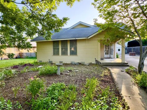 516 S Pecan Ave, Luling, TX, 78648-3030 | Card Image