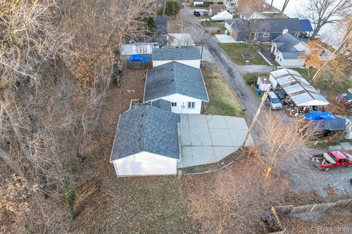 8165 Leonard Dr, Holly, MI, 48442-9136 | Card Image