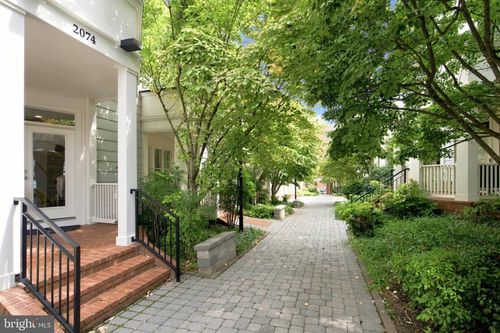 2074 N Oakland St, Arlington, VA, 22207-3667 | Card Image