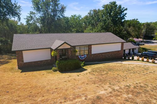 310 W 4th St, Grove, OK, 74344-3328 | Card Image