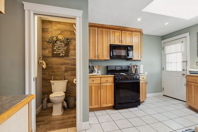 33 - 33 Argyle Rd, House other with 3 bedrooms, 2 bathrooms and 2 parking in Braintree MA | Image 4