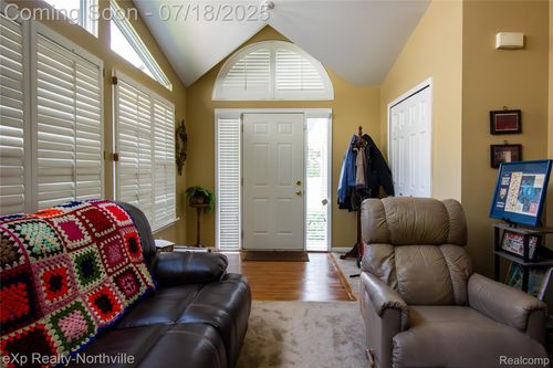 19201 Meadowridge Dr, Livonia, MI, 48152-6001 | Card Image