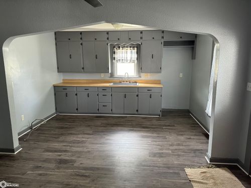 517 7th St, Whittemore, IA, 50598-5019 | Card Image