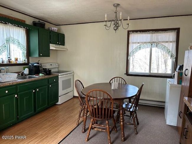 Eat-in Kitchen | Image 9