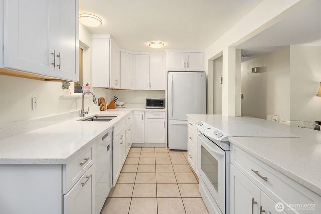 Kitchen-all appliances stay | Image 9