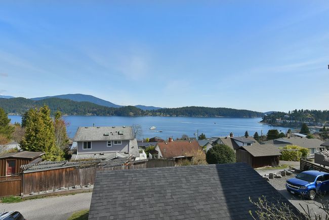 644 Gibsons Way, House other with 4 bedrooms, 4 bathrooms and null parking in Gibsons BC | Image 3