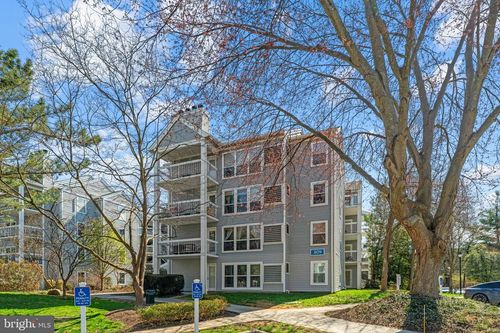2-e1-3179 Summit Square Dr, OAKTON, VA, 22124-2868 | Card Image