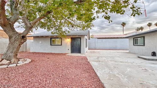 1720 E Oakey Blvd, Las Vegas, NV, 89104-3647 | Card Image
