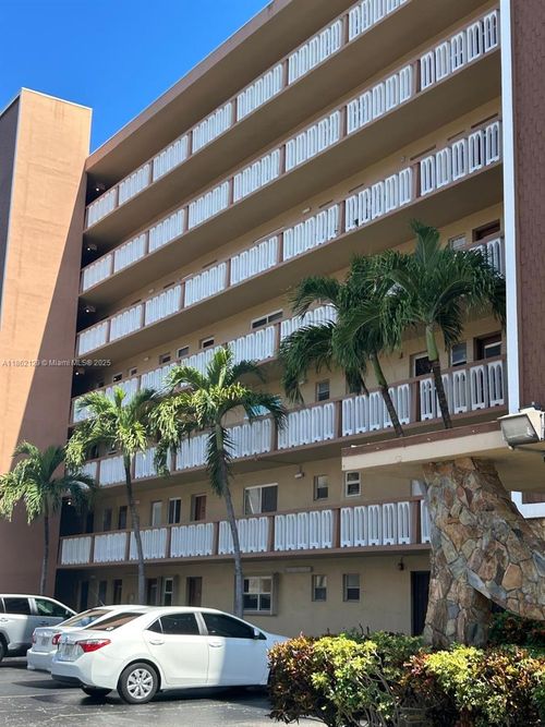 apt-304-500 Ne 12th Ave, Hallandale Beach, FL, 33009-3649 | Card Image