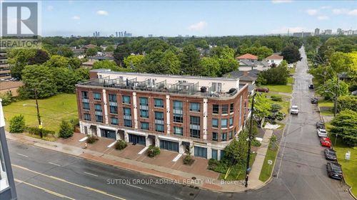 202-2 Maxwell St, North York, ON, M3H2S8 | Card Image