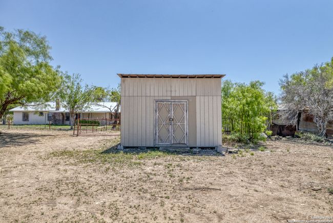 1390 Windmill Rd, House other with 2 bedrooms, 2 bathrooms and null parking in Uvalde TX | Image 28