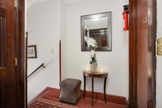 Upper Unit Entry Landing | Image 27