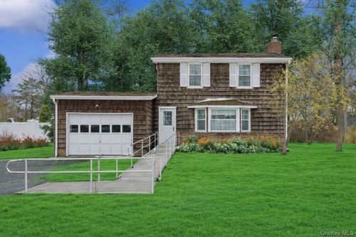 6 Oak St, Smithtown, NY, 11787-1007 | Card Image