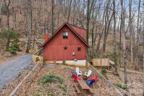 33 Fernbrook Rd, Maggie Valley, NC, 28751-9689 | Card Image