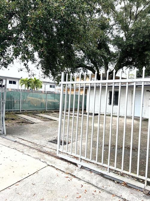 7801 Nw 6th Ave, Miami, FL, 33150-2842 | Card Image