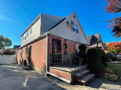 208-08 42 Ave., Home with 5 bedrooms, 3 bathrooms and null parking in Bayside NY | Image 2