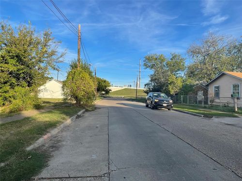 825 Shaw St, Dallas, TX, 75212-2830 | Card Image