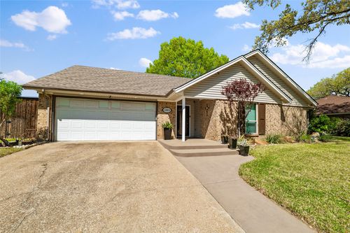 1503 Frontier Dr, Arlington, TX, 76012-5516 | Card Image