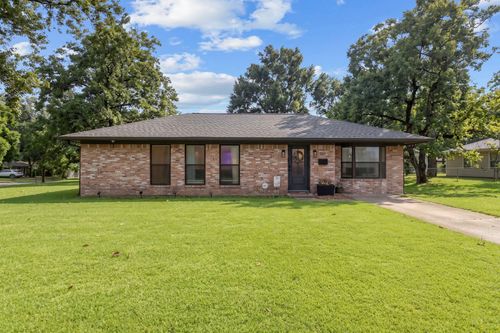 301 Holly St, Silsbee, TX, 77656-5915 | Card Image