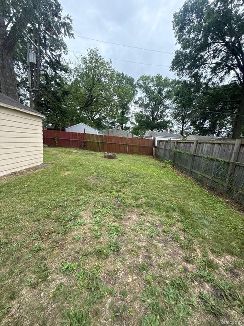 25211 Hopkins St, Dearborn Heights, MI, 48125-1622 | Card Image