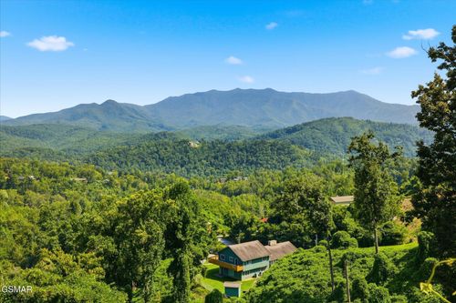 812 Beanstalk Ct, Gatlinburg, TN, 37738-5134 | Card Image