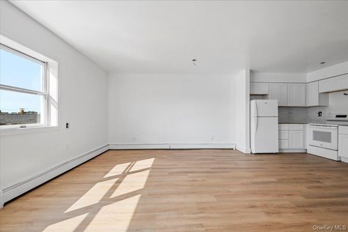 3-36 Main St, Southampton, NY, 11968-4811 | Card Image