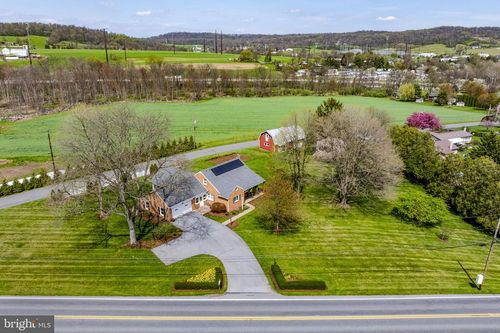 218 Lauschtown Rd, DENVER, PA, 17517-8915 | Card Image