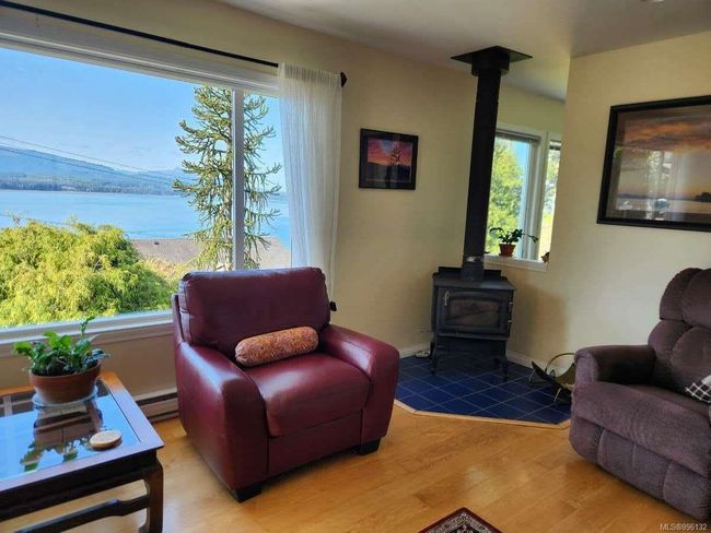 367 Pine St, House other with 3 bedrooms, 2 bathrooms and 2 parking in Alert Bay BC | Image 4
