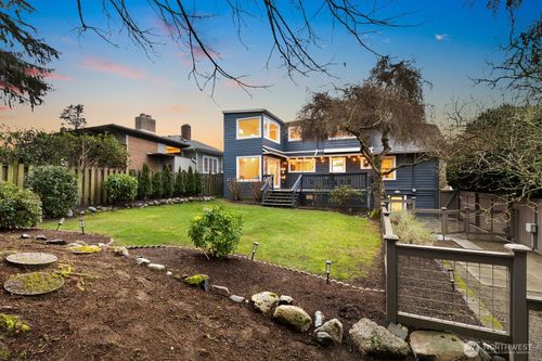2568 28th Ave W, Seattle, WA, 98199-3318 | Card Image