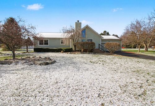 9156 Apple Orchard Dr, Fenton, MI, 48430-8950 | Card Image